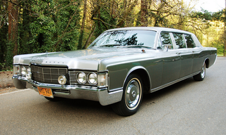 Illustration for article titled Create Your Own Motorcade with this Presidential Limo and Parade Car